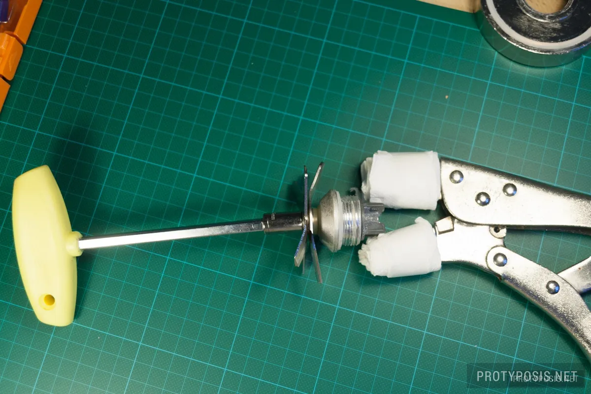 2a) Removing the blades and drive socket