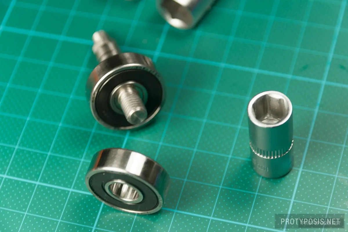 7a) Mounting the new bearings on the axle