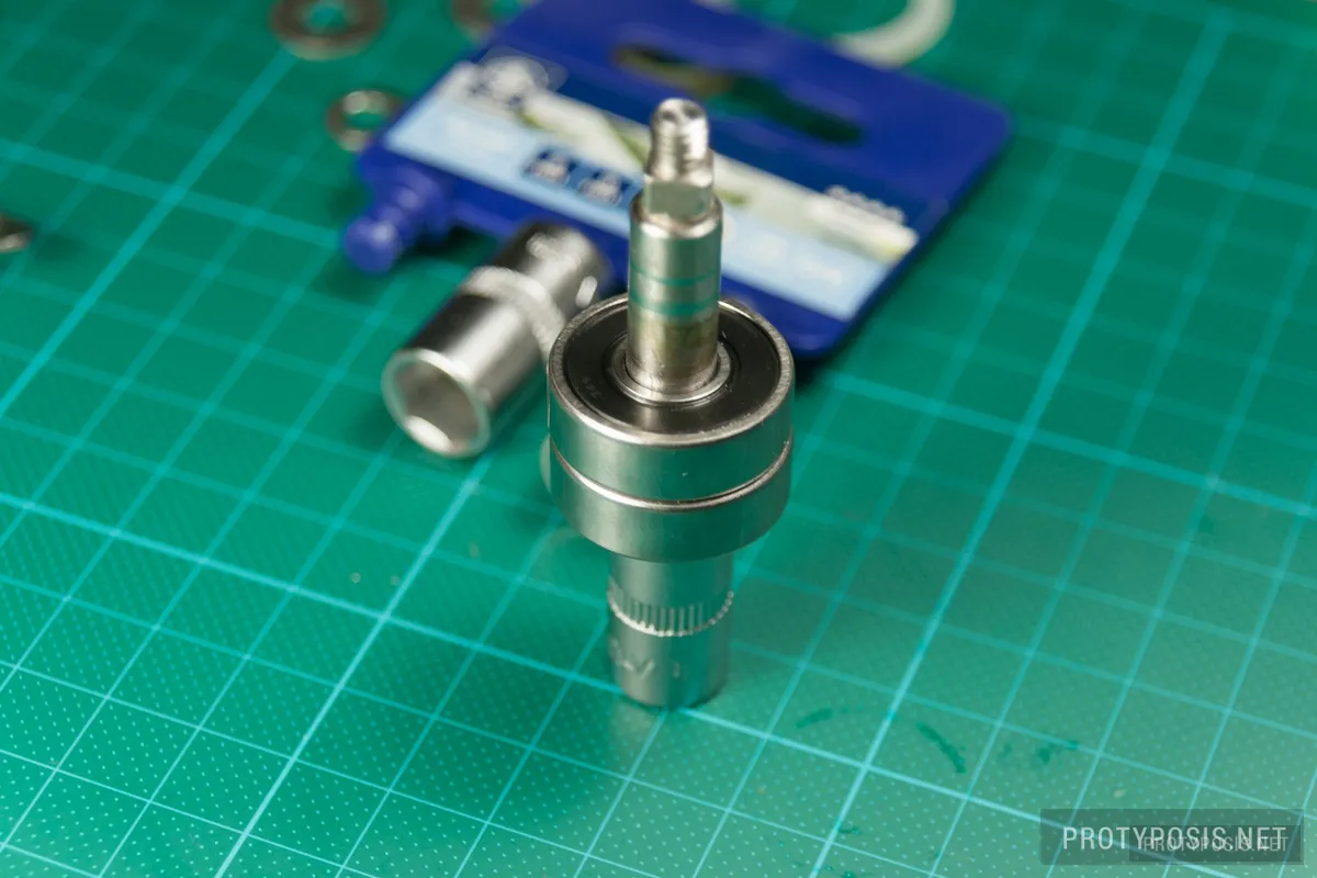 7b) Mounting the new bearings on the axle